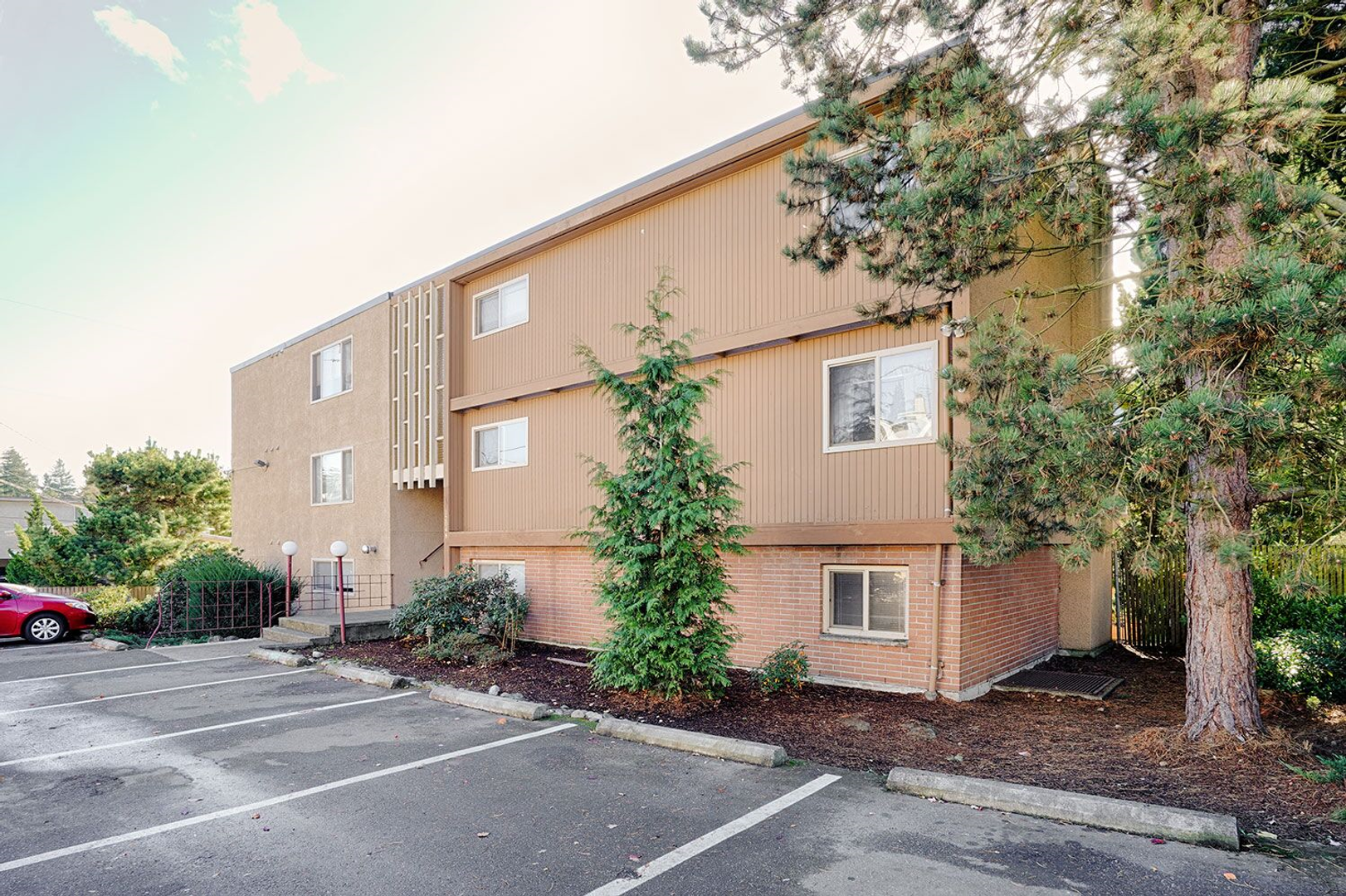 Seattle Apartment: 12048 32nd Ave NE