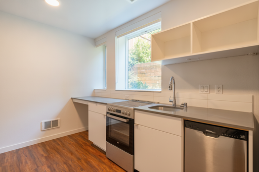 Thomas Street Lofts- Studio with full kitchen and hardwood floors in Capitol Hill neighborhood – photo 1