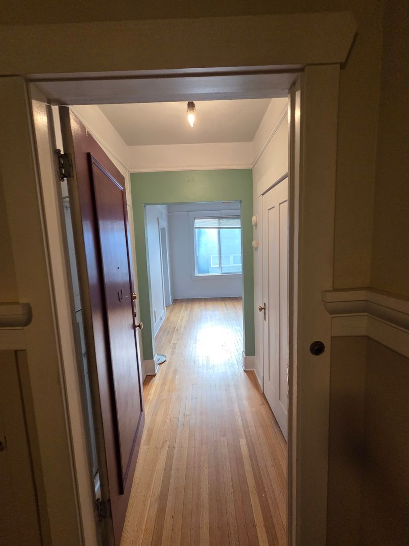 Seattle Apartment: 215 13th Ave E