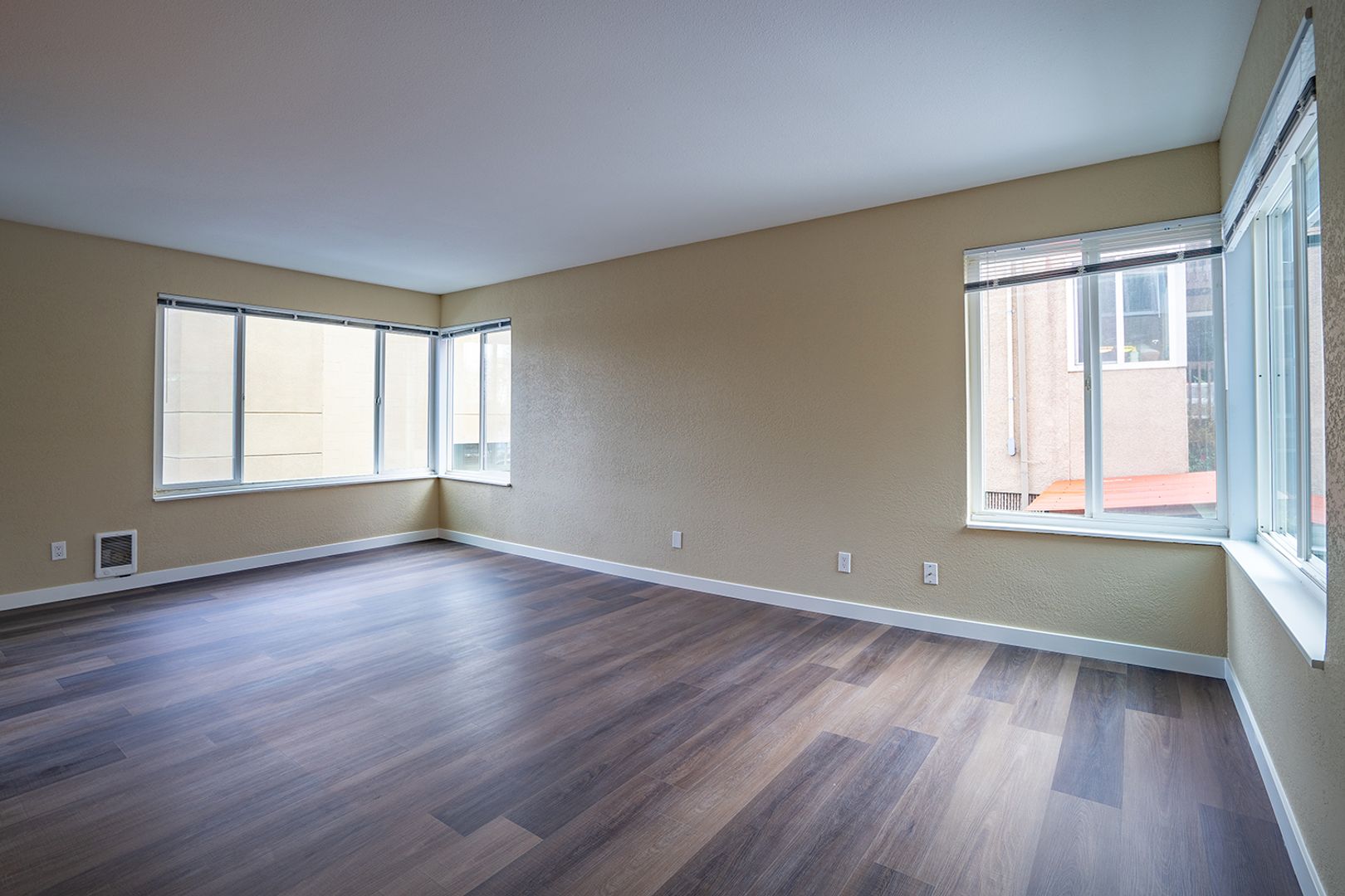 Seattle Apartment: 6805 & 6811 Woodlawn Ave NE