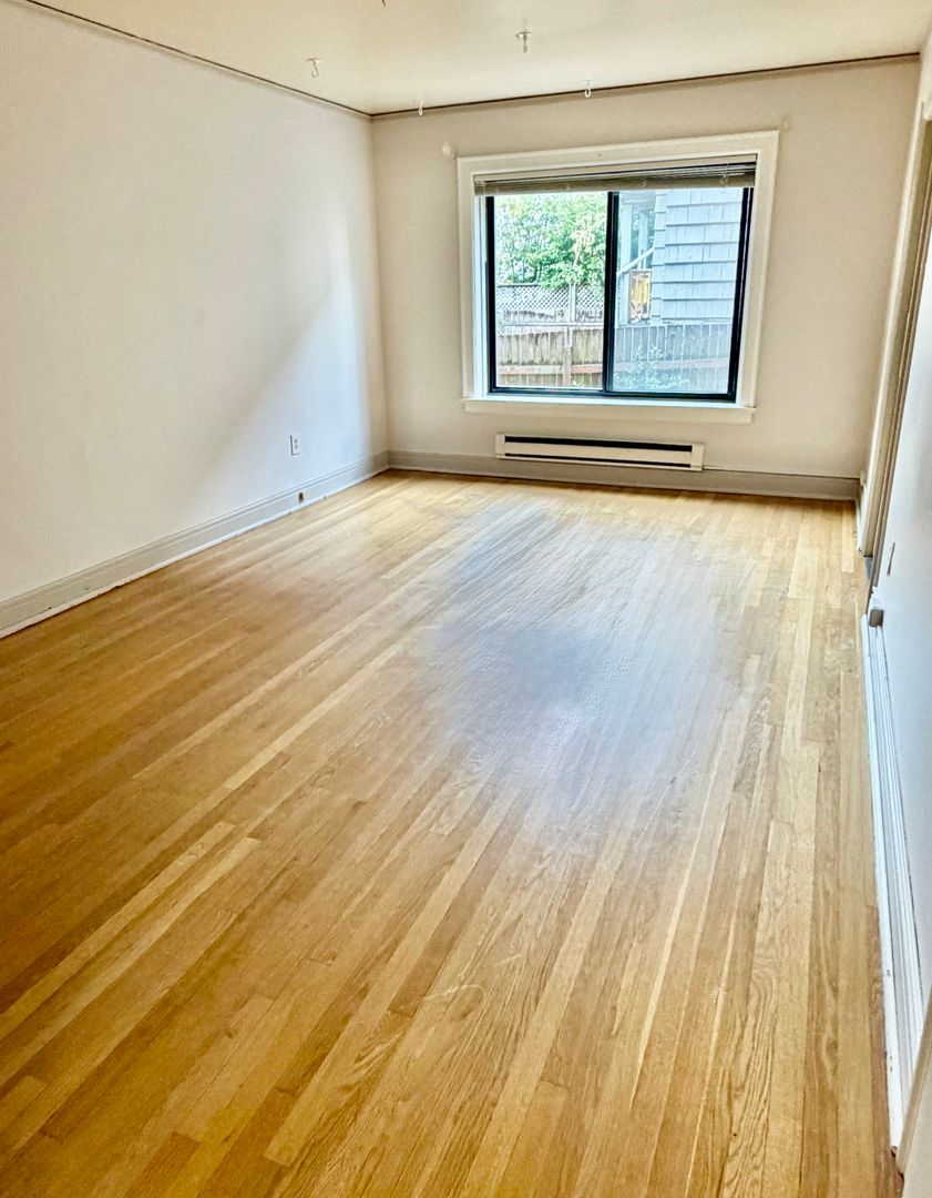 Seattle Apartment: 5003 15th Ave NE