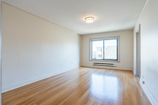 University District- Spacious Studio ✨September Leasing!✨ Large Windows, Hardwood Floors, Dining Area, Large Bathroom with Sitting Vanity, and Walk-in Closet – photo 1