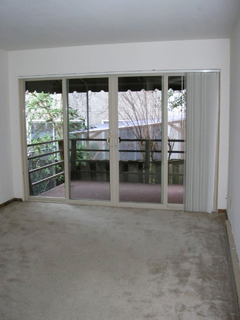 Seattle Apartment: 5027 15th Ave NE