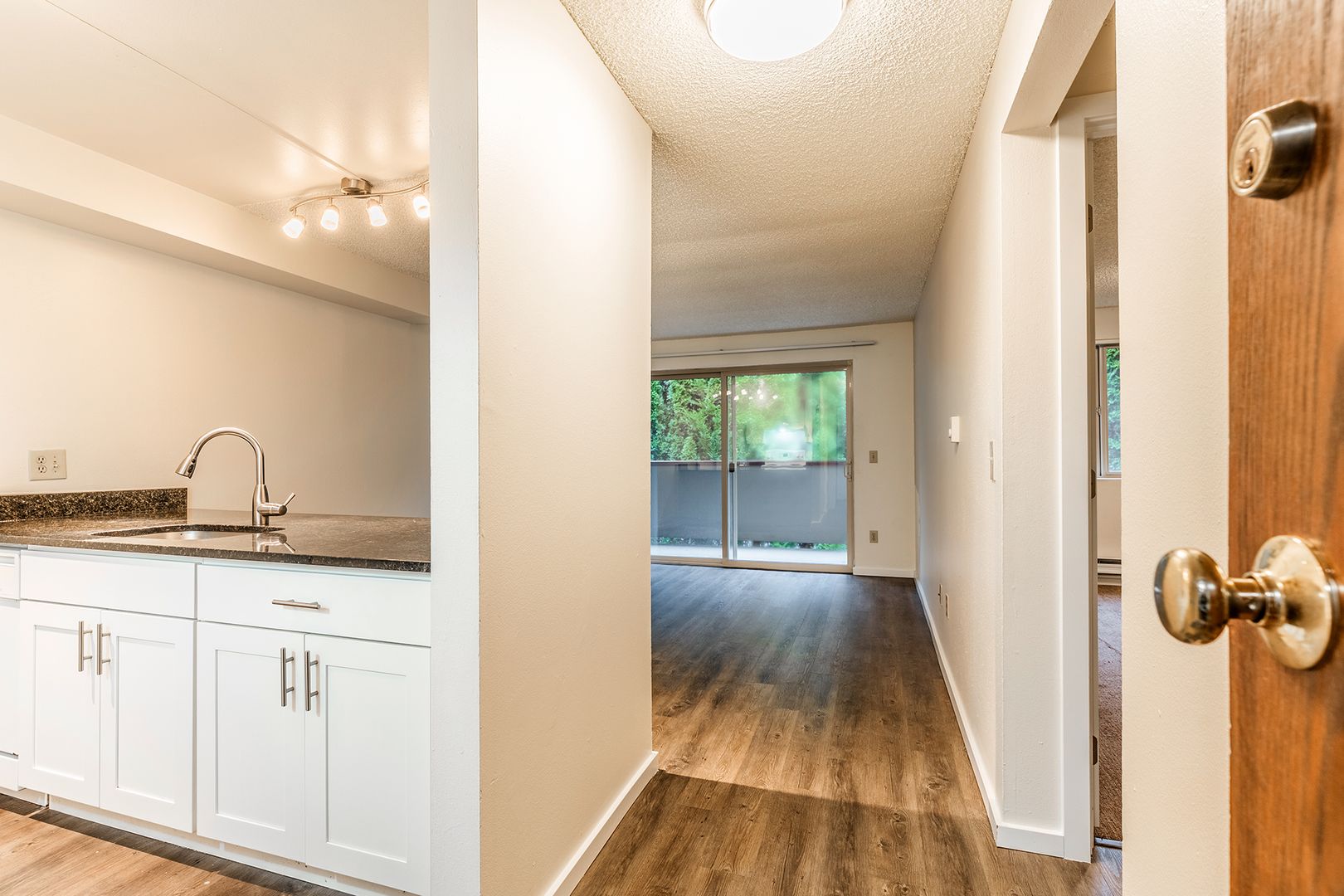 Bellevue Apartment: 425 Bellevue Way SE