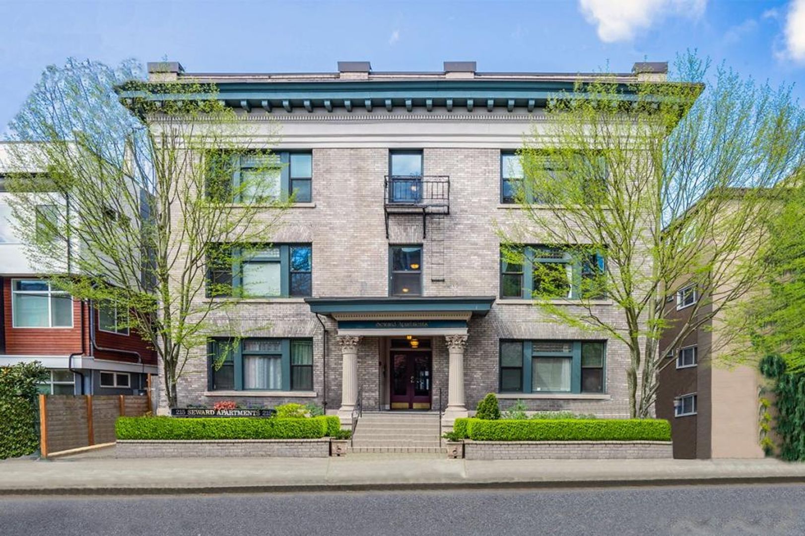 Seattle Apartment: 215 13th Ave E