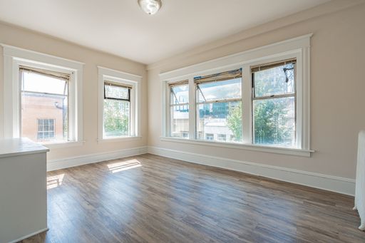 Spacious Corner Unit: Walk to UW, Shops and Restaurants! – photo 1