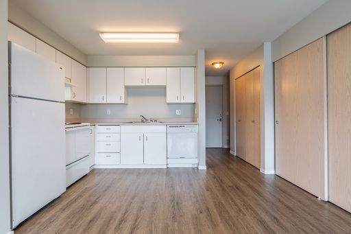 Unit 307 - Spacious Bright Top Floor Studio – photo 1