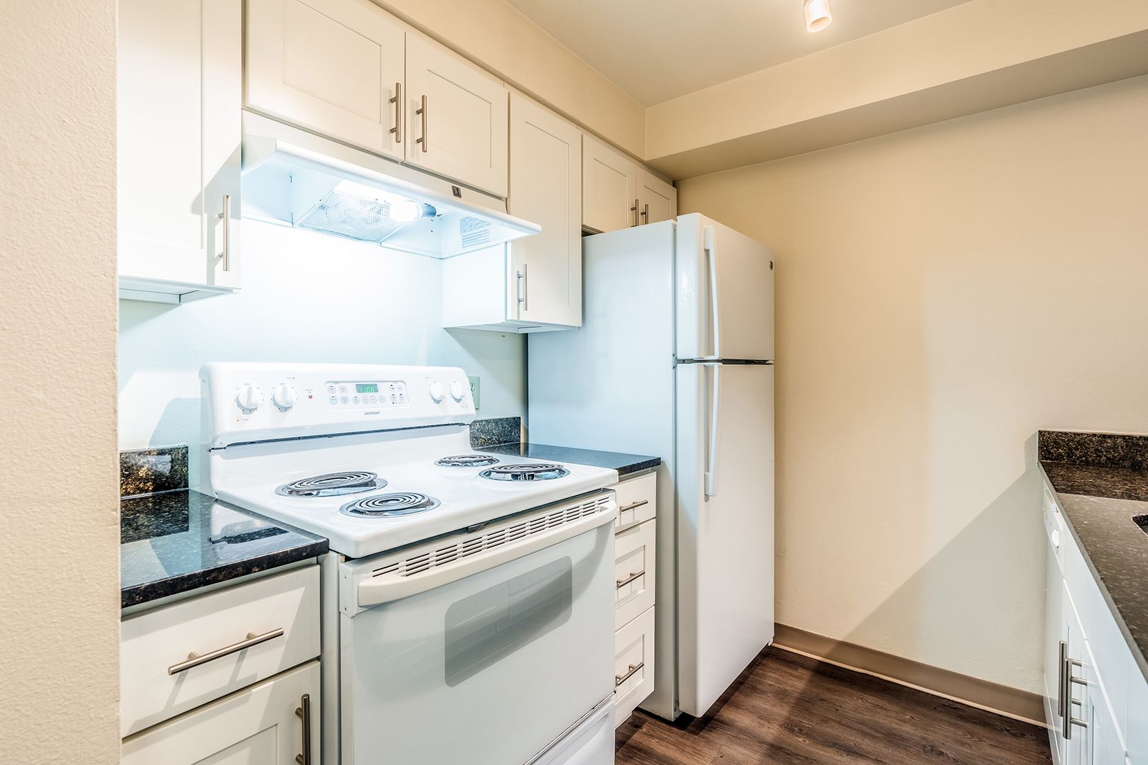 Bellevue Apartment: 425 Bellevue Way SE