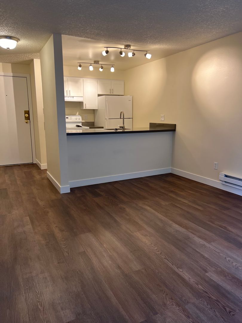 Bellevue Apartment: 425 Bellevue Way SE