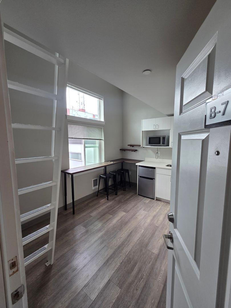 Seattle Apartment: 1811 20th Ave