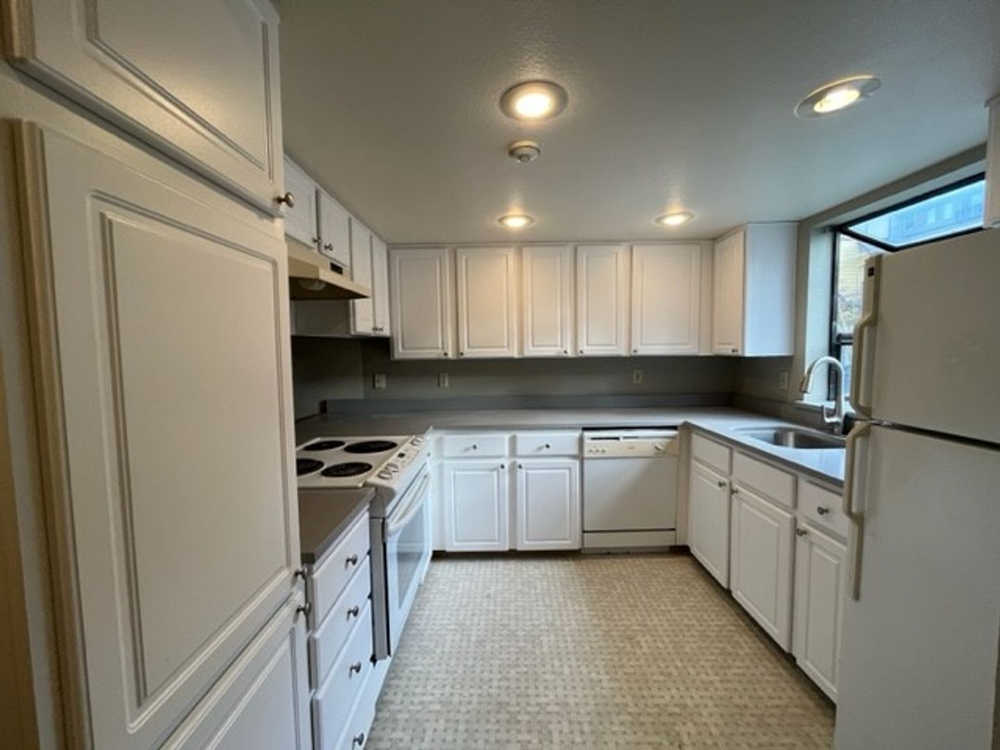 Redmond Apartment: 8402 165th NE