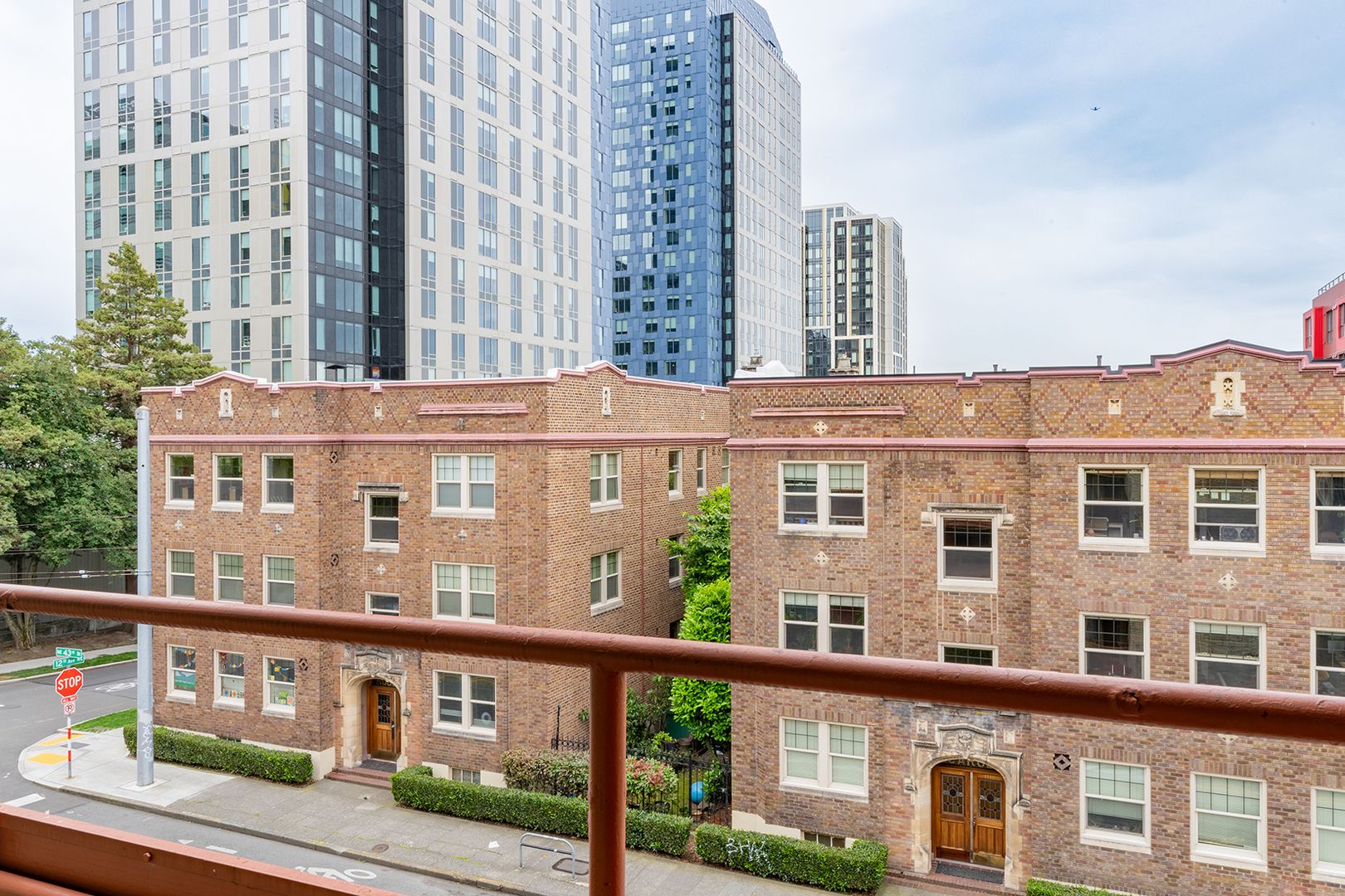 Seattle Apartment: 1120 NE 43rd St