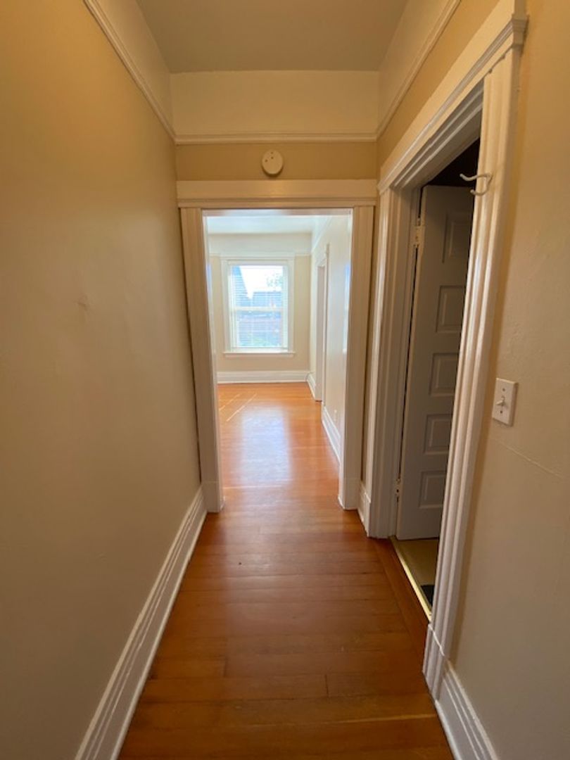 Seattle Apartment: 1421 15th Ave