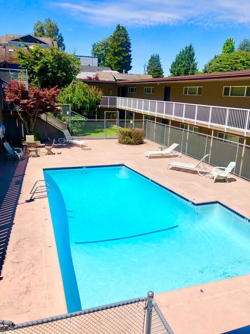 Seattle Apartment: 15 W Etruria