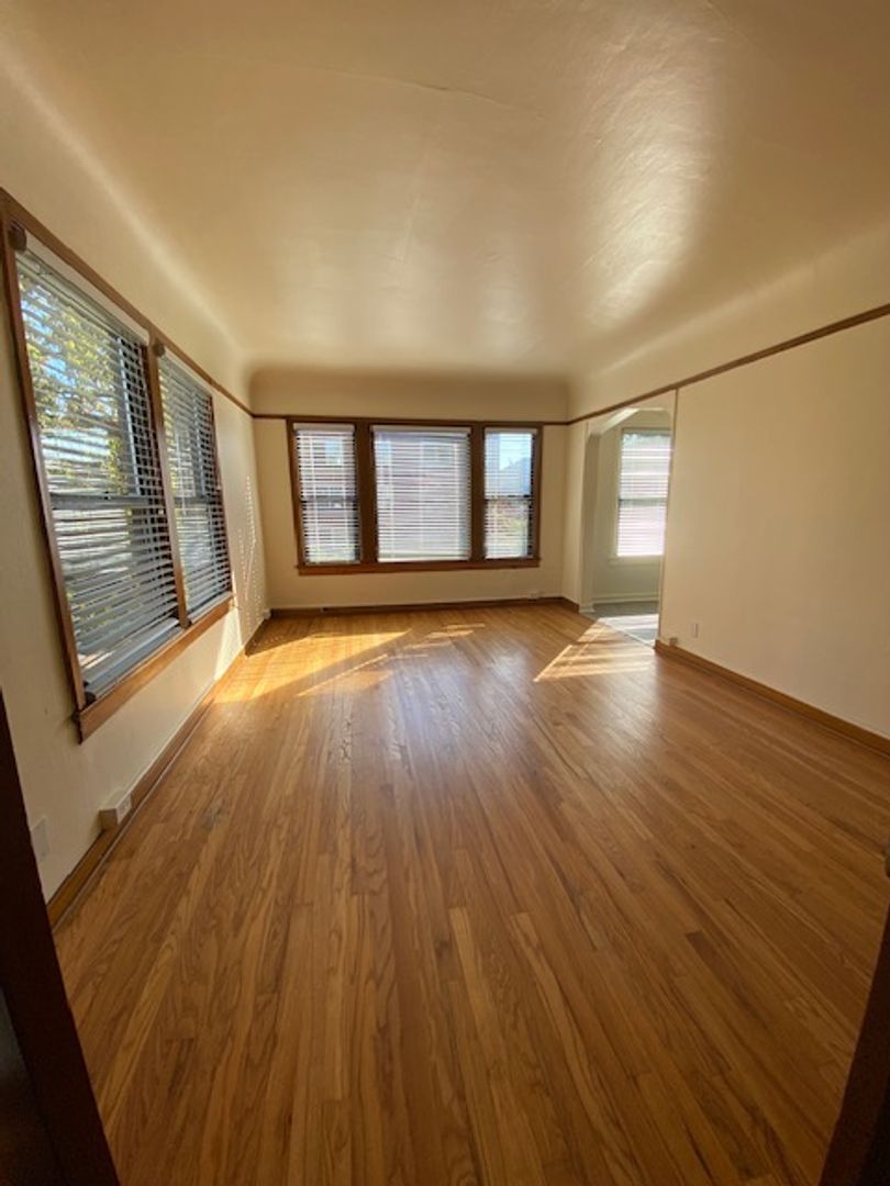 Seattle Apartment: 1133 17th Ave