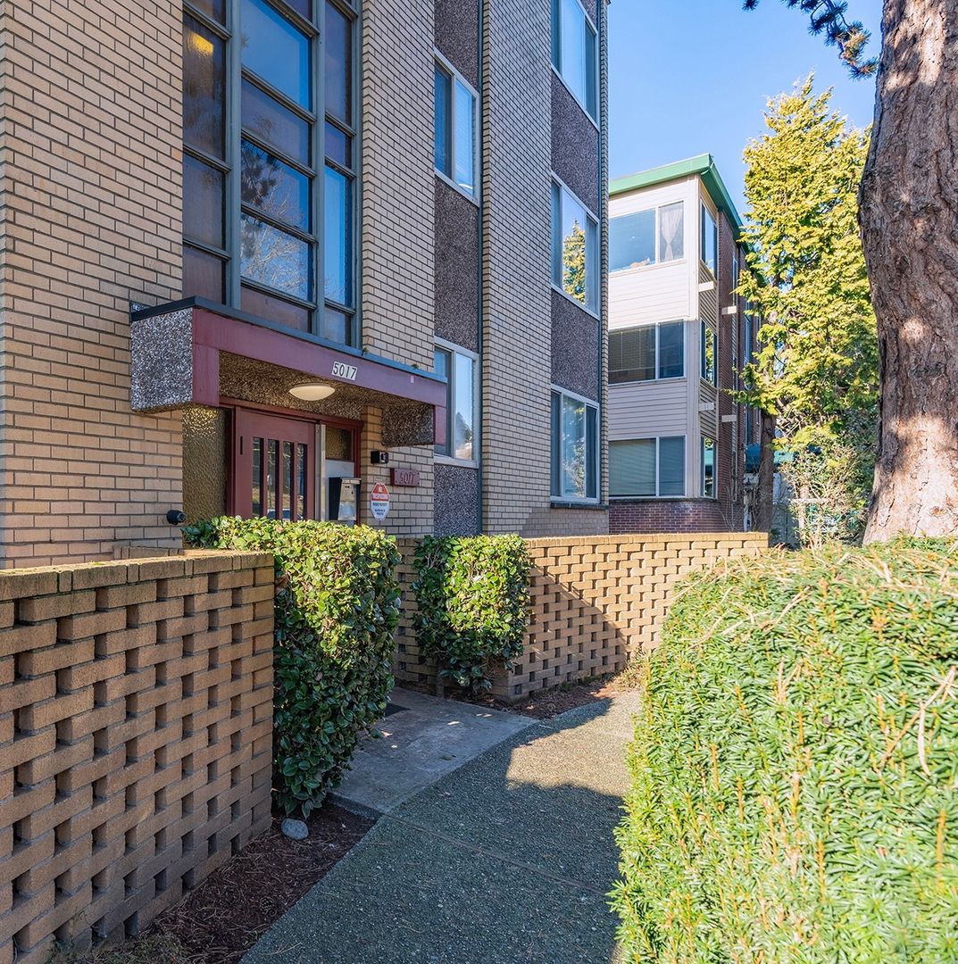 Seattle Apartment: 5017 15th Ave NE