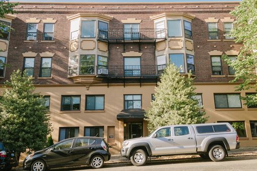 Beautiful 1bd, Fremont- Best location. hardwood Floors. laundry on site. – photo 1