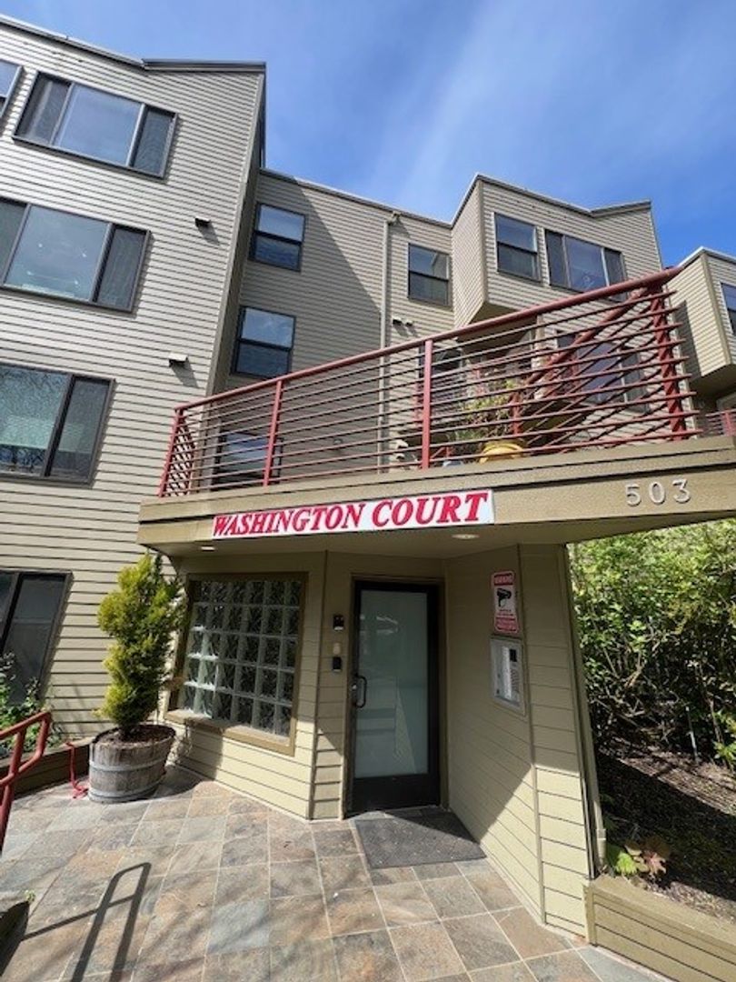 Seattle Apartment: 503 13th Ave E