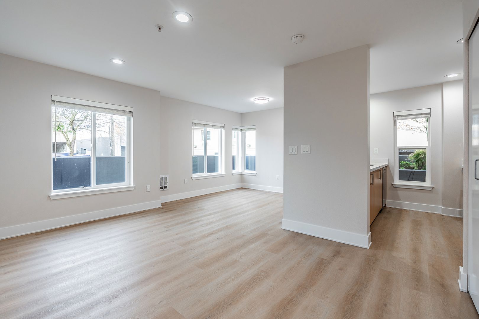 Seattle Apartment: 422 1st Ave W