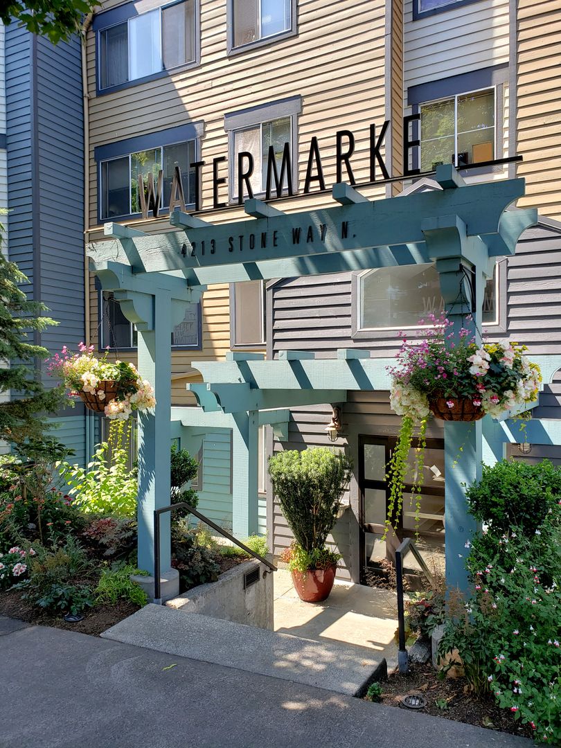 Seattle Apartment: 4213 Stone Way N