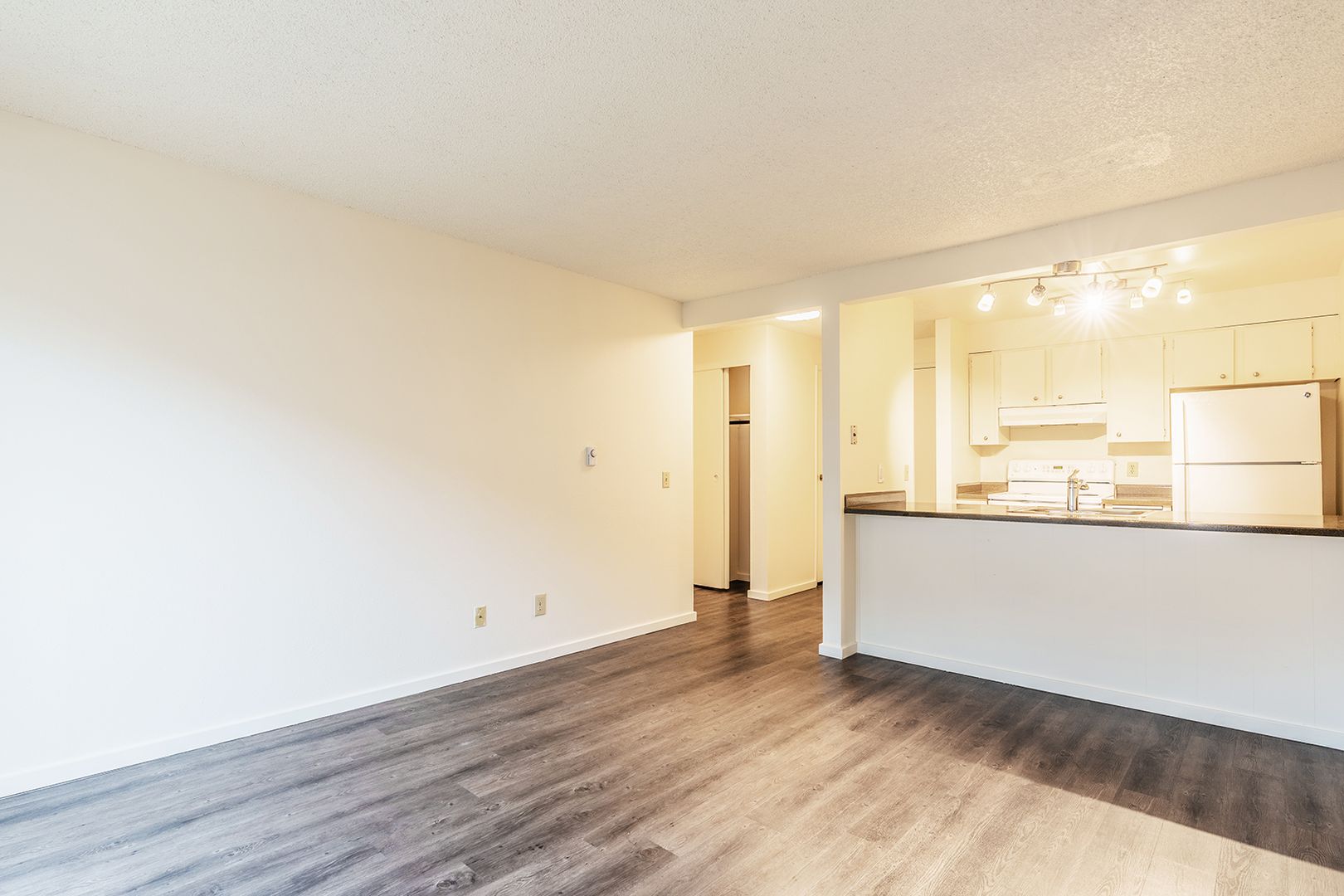 Bellevue Apartment: 425 Bellevue Way SE