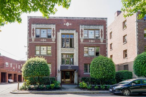 Bright Spacious Studio with Full Kitchen and Bonus Room! Hardwoods in Lower Queen Anne – photo 1