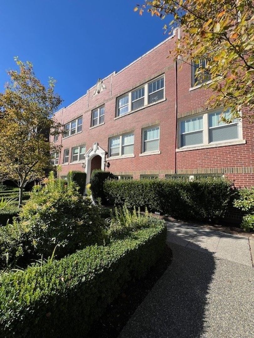 Seattle Apartment: 535 16th Ave E / 1531 E Mercer