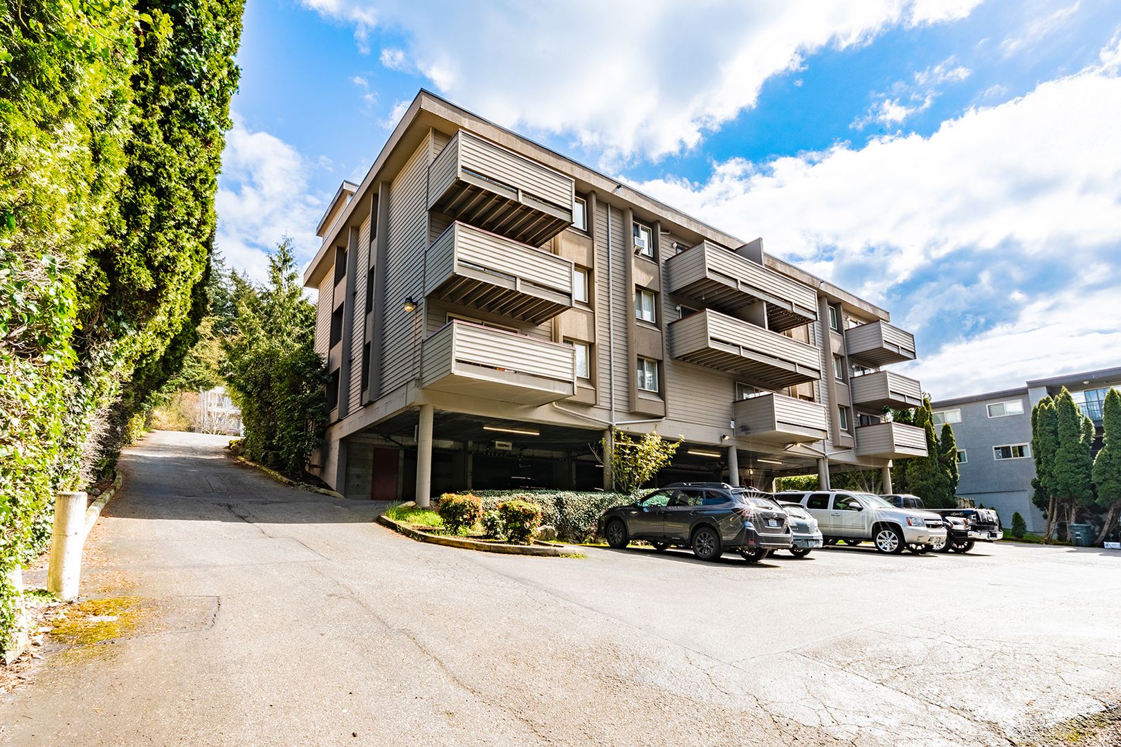 Bellevue Apartment: 425 Bellevue Way SE