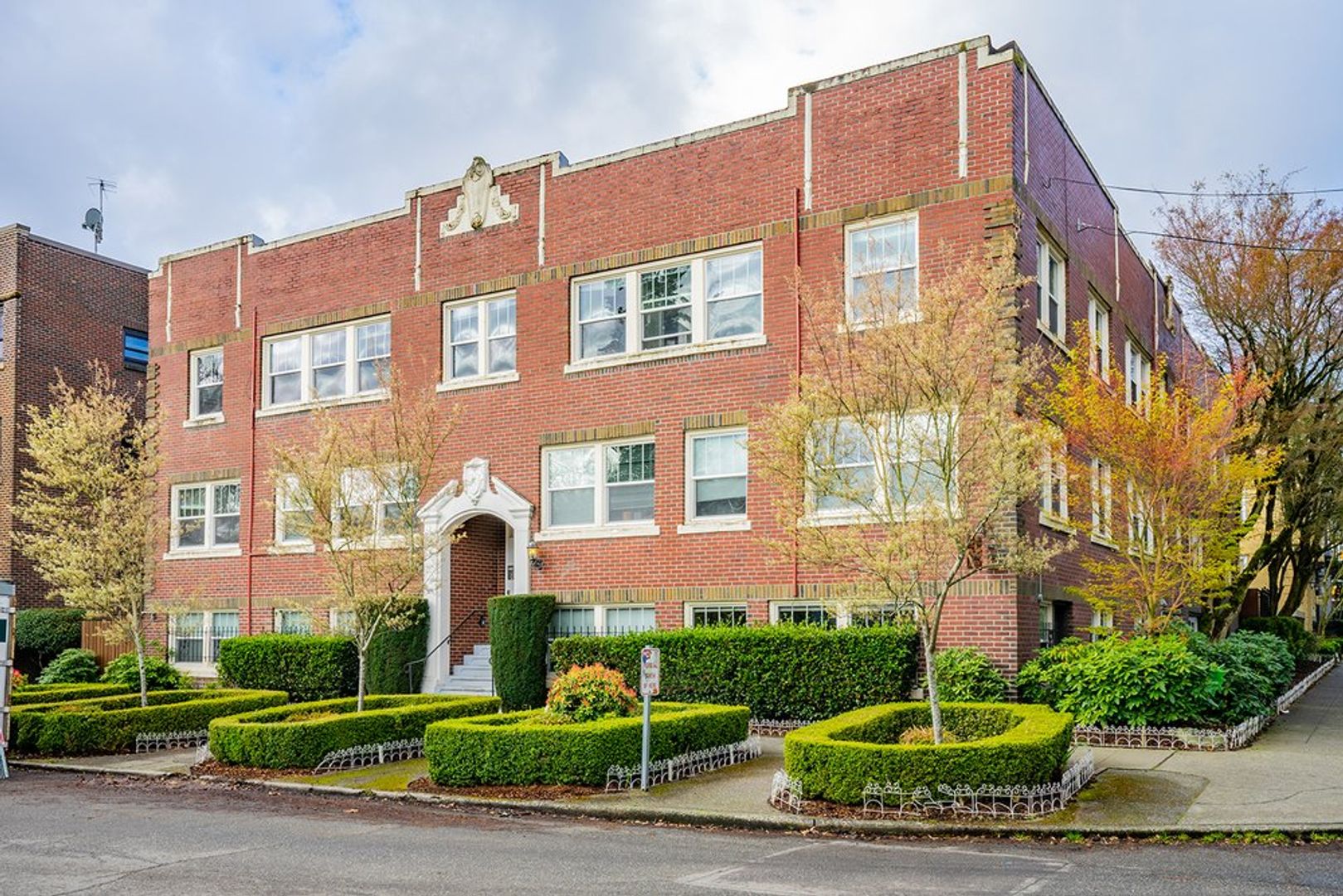 Seattle Apartment: 535 16th Ave E / 1531 E Mercer