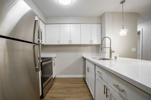 Unit 206 - Renovated 2 bed / 1 bath unit, 2nd floor – photo 1