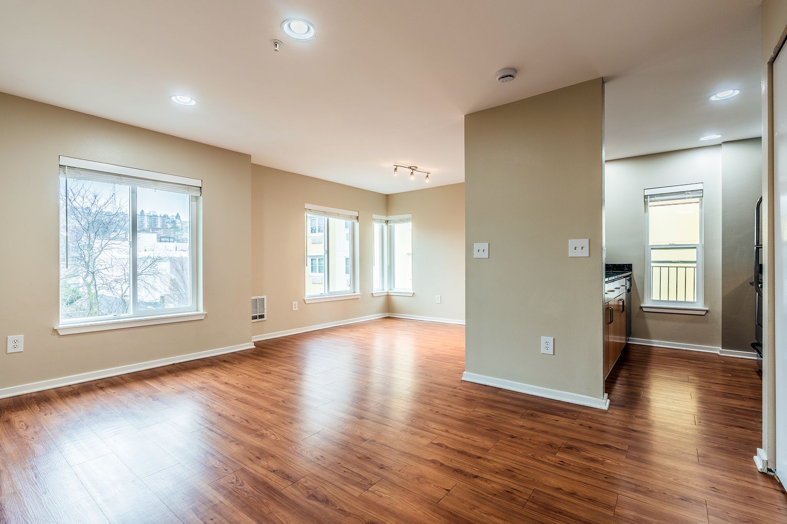 Seattle Apartment: 422 1st Ave W