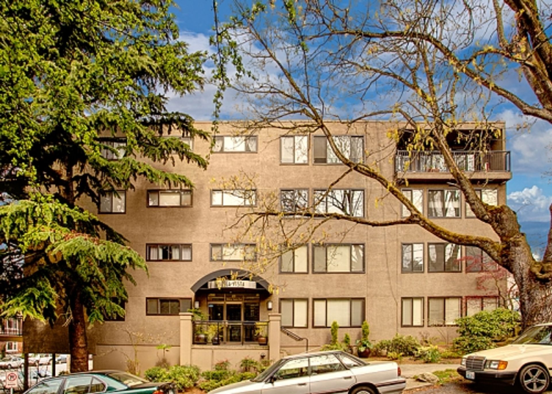Seattle Apartment: 600 BELLEVUE AVE E #206