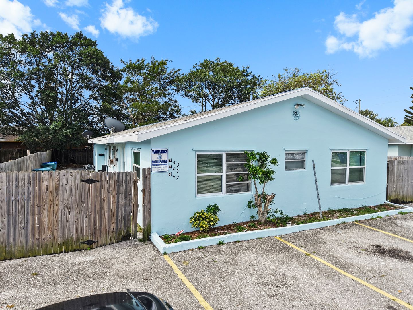 RIVIERA BEACH Apartment: 143 W 28th Street