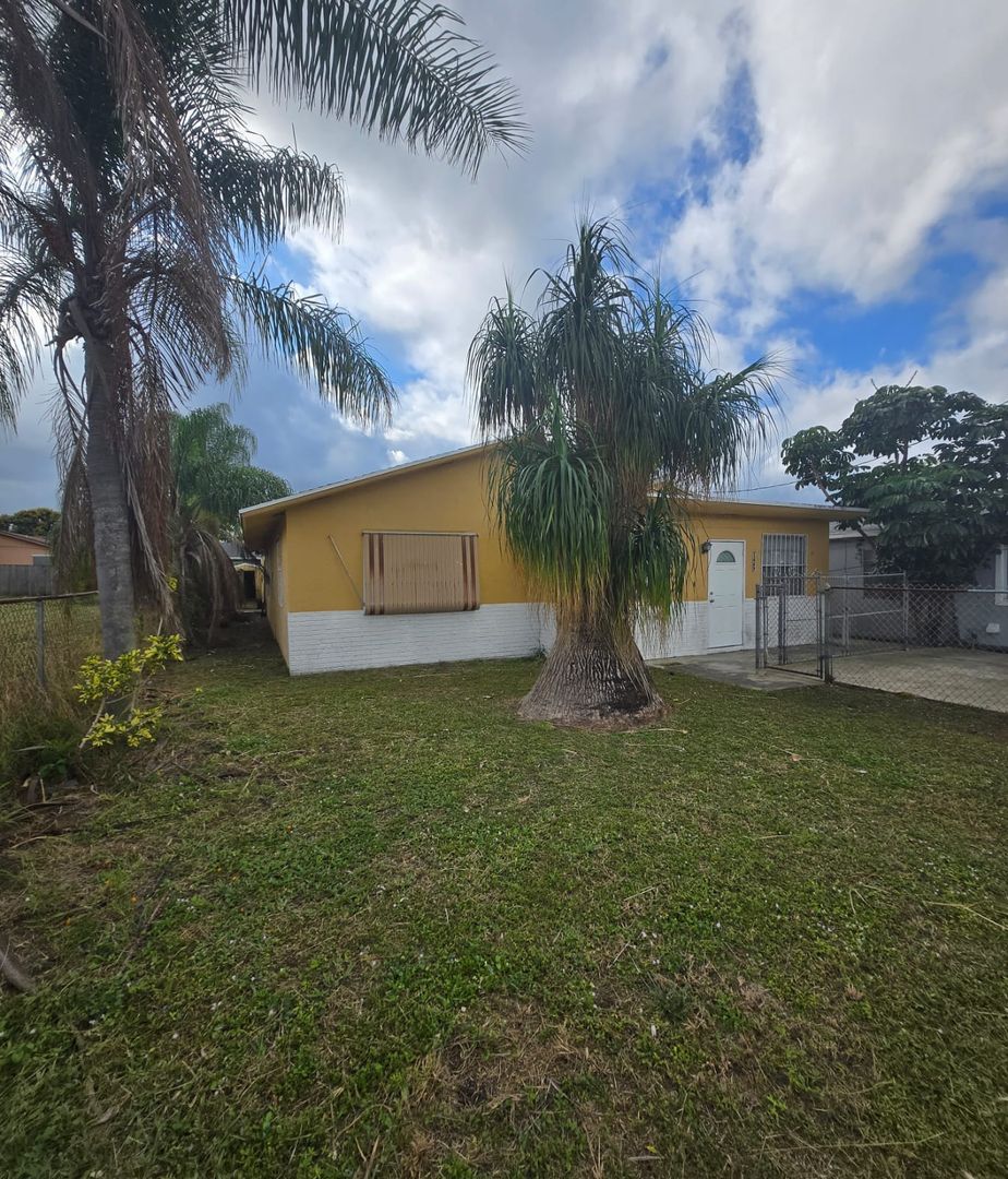 Riviera Beach House: 1489 Silver Beach Rd