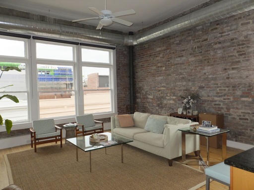 Spacious 2 Bedroom with King St. and Rooftop Views – photo 1