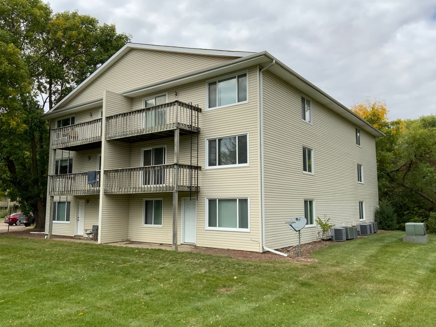 Ankeny Apartment: 2002-2026 Hickory Ln