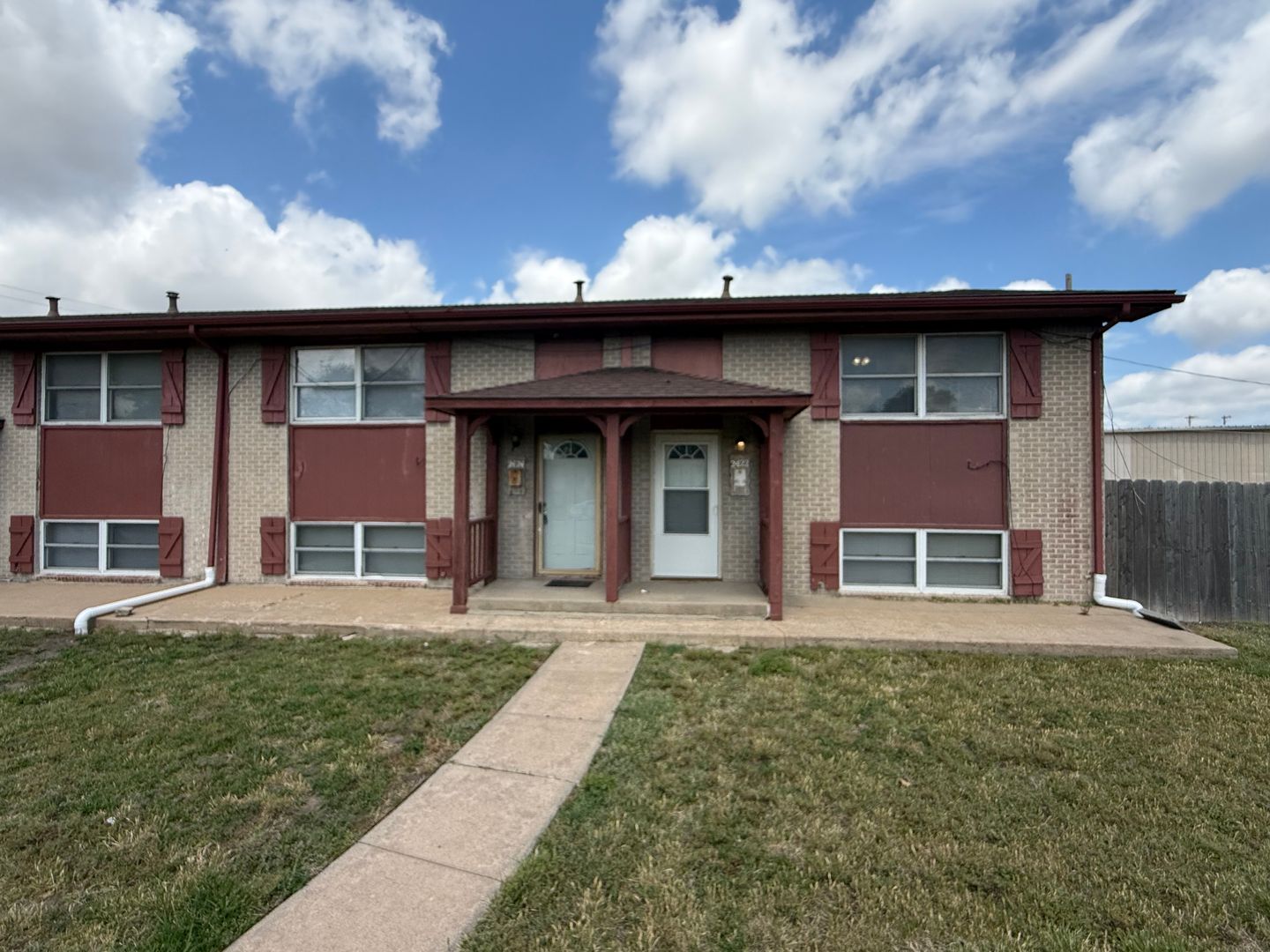 Wichita Apartment: 2422 W Savannah St