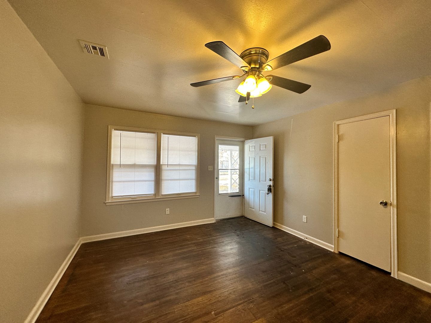 Wichita House: 616 Eastridge St E