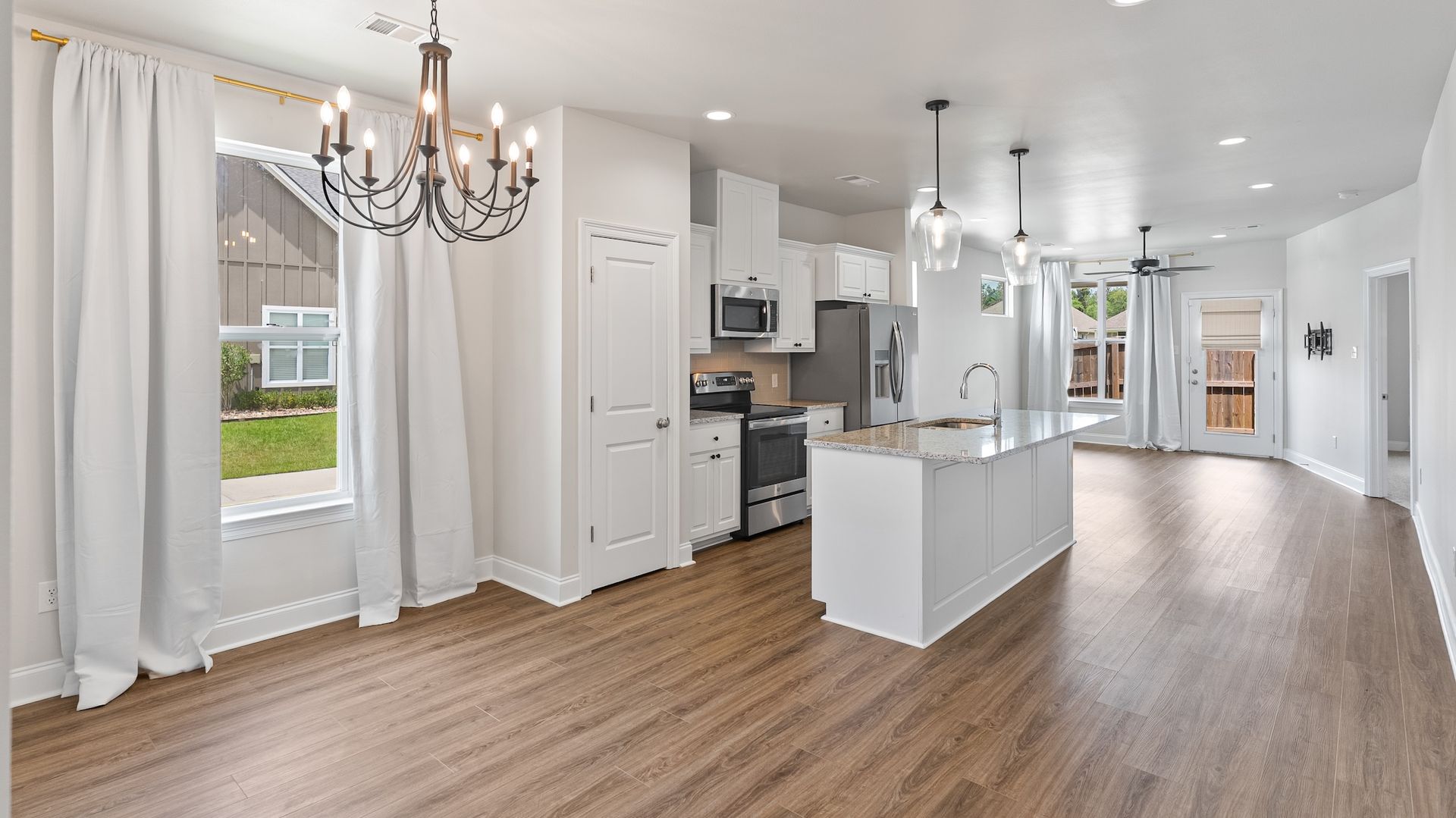 $100 Amazon Giftcard Giveaway to New Tenant!!! 3 Bedroom Townhomes Off Burbank