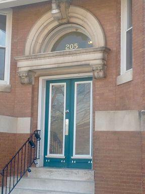 3 beds, 1 bath | $1500 | 205 E 30th St Baltimore, MD 21218 Apt. #404 | Walk to Johns Hopkins University! – photo 1