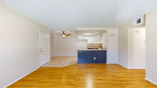 Spacious second level apartment, upgraded, great amenities! 3+2 in Duarte. Central AC and private garage!