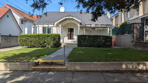 Studio Apartment, single level building, for lease in Pasadena! Parking, On Site Laundry.