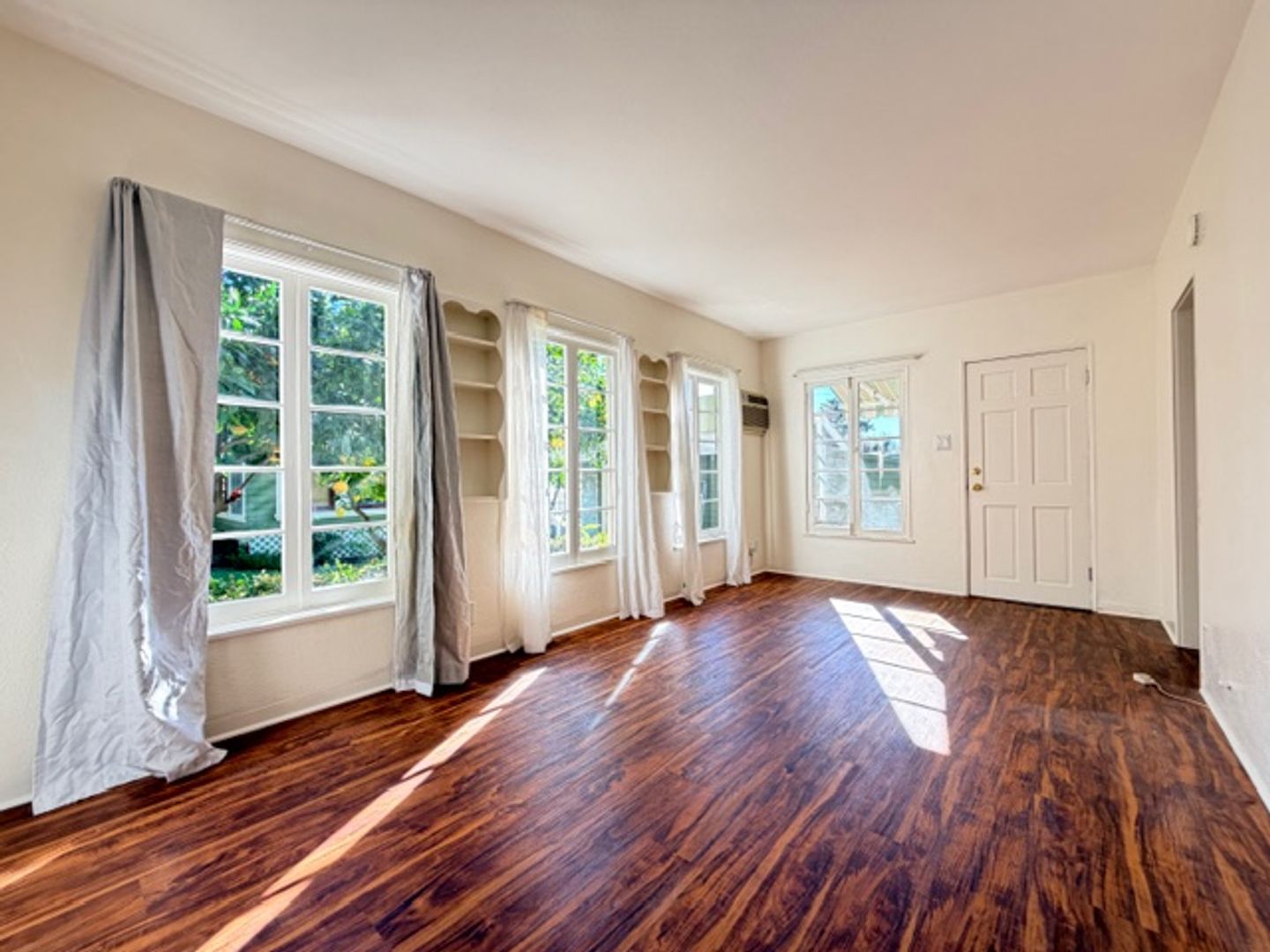 Monrovia Apartment: 251 - 251 1/2 N. Ivy Avenue