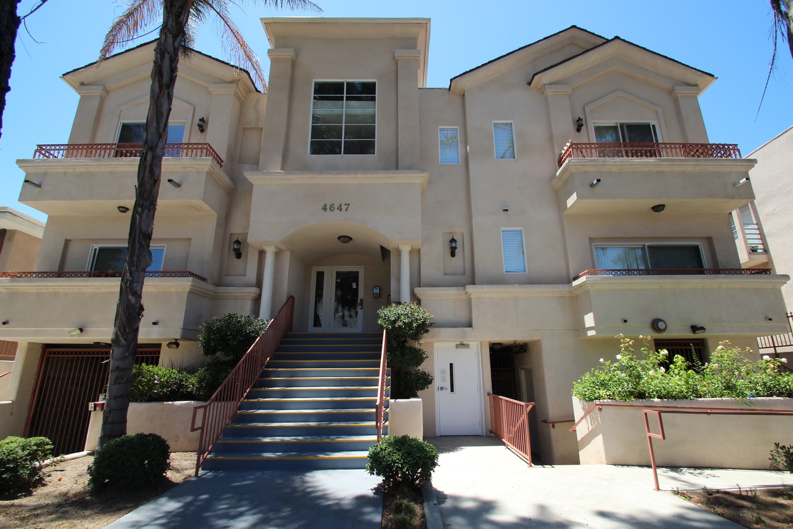 Studio City Apartment: 4647 Coldwater Canyon Avenue