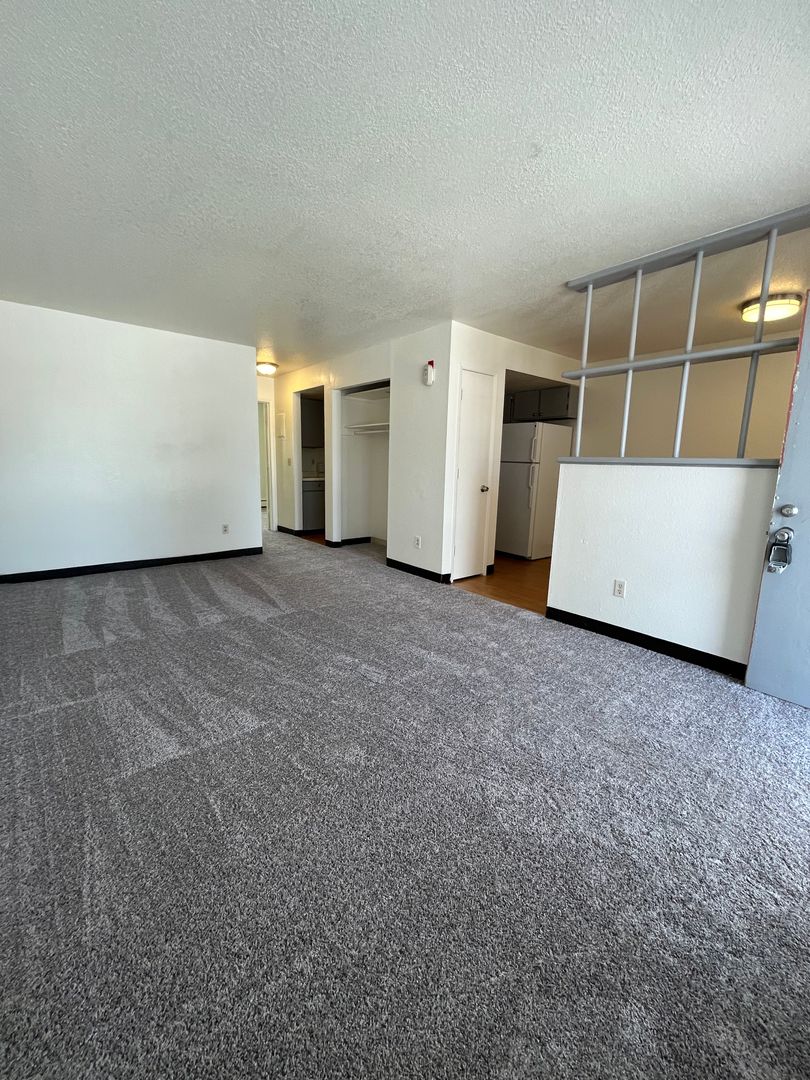Anchorage Apartment: 415 N. Bragaw St