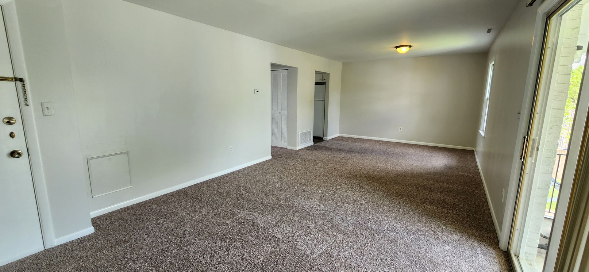 Upper Level One Bedroom Apartment w Covered Patio In North Roanoke County