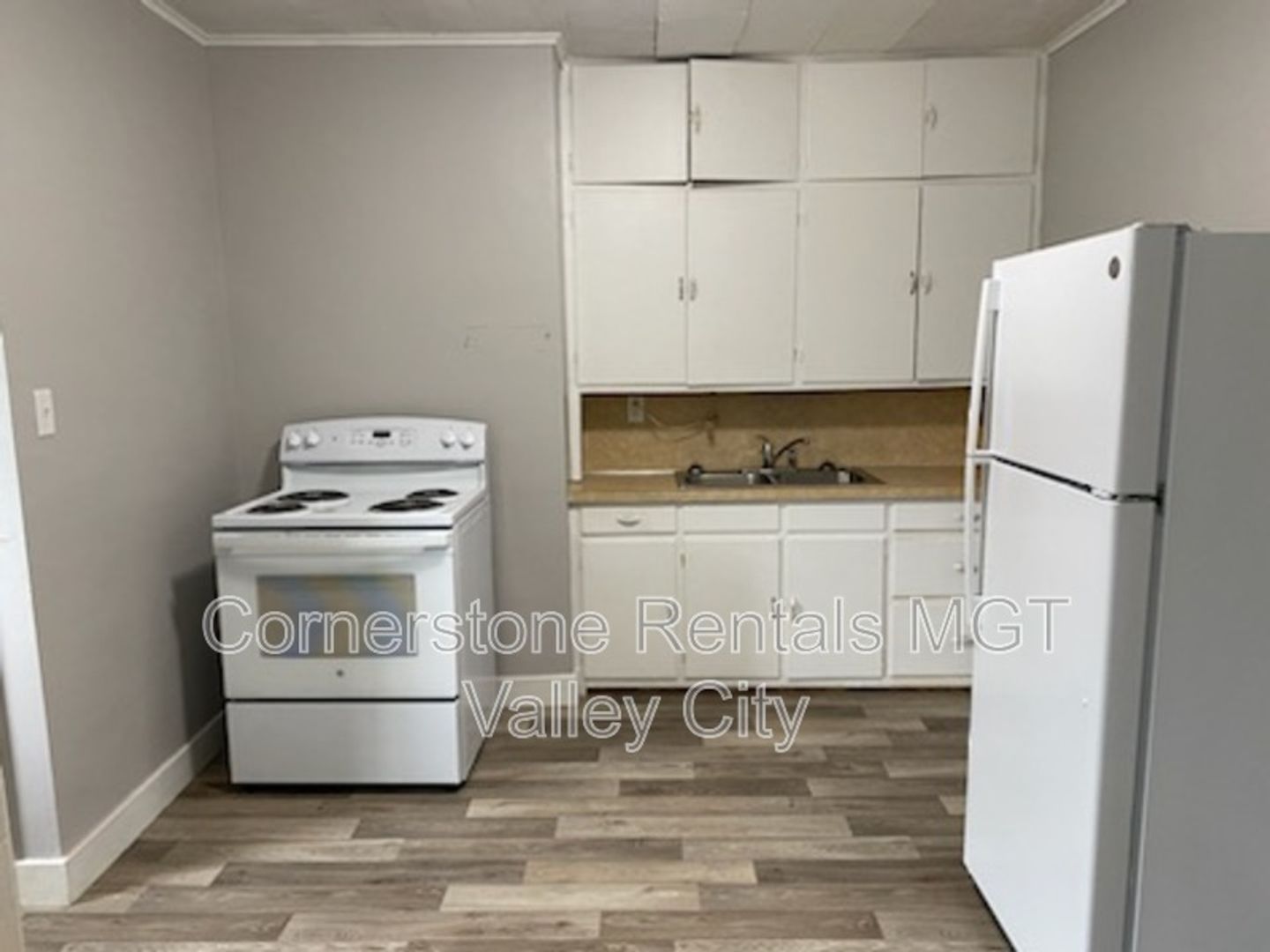 Valley City Apartment: 208 5th Ave SW