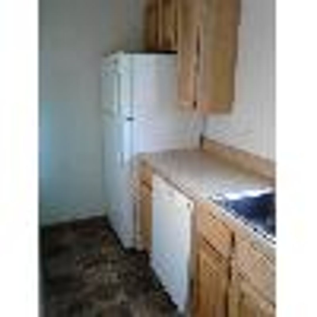 Valley City Apartment: 324 6th Ave SW