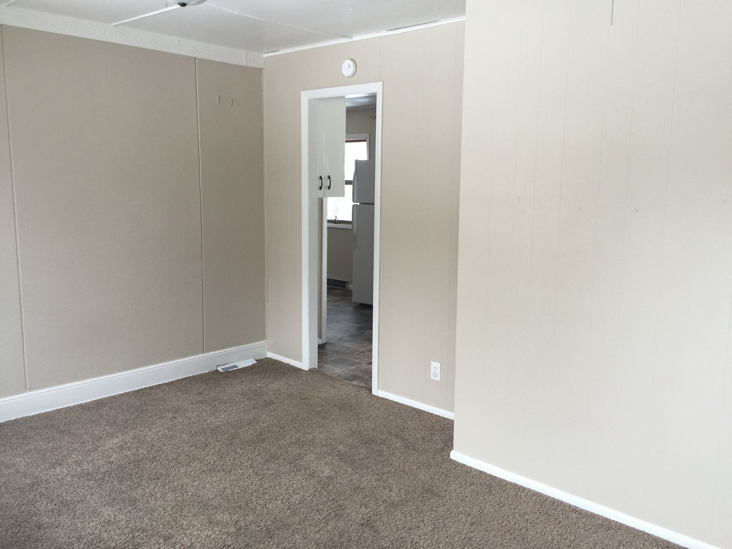 Valley City House: 233 8th Ave NE