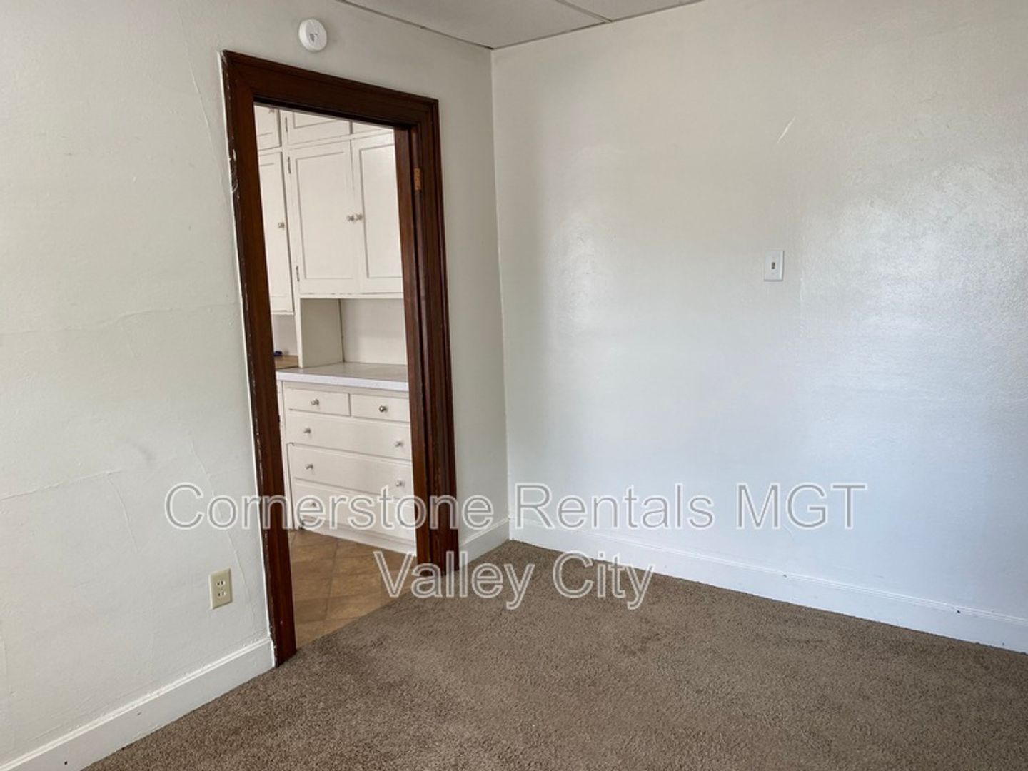 Valley City Apartment: 264 College St SE
